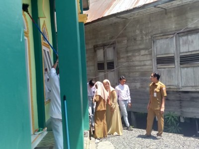 Membersihkan Mosalla Di sekitar Sekolah