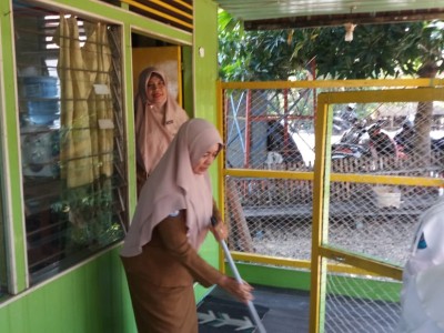 Membersihkan Mosalla Di sekitar Sekolah