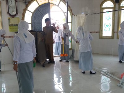 Membersihkan Mosalla Di sekitar Sekolah