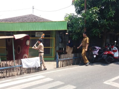 Membersihkan Mosalla Di sekitar Sekolah