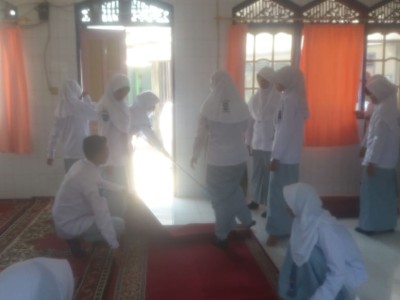 Membersihkan Mosalla Di sekitar Sekolah