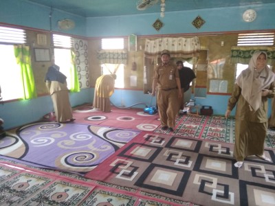 Membersihkan Mosalla Di sekitar Sekolah
