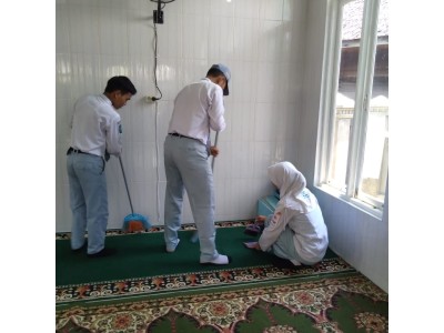 Membersihkan Mosalla Di sekitar Sekolah