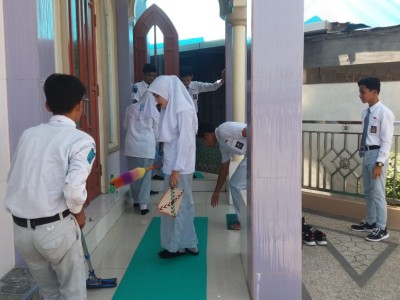 Membersihkan Mosalla Di sekitar Sekolah