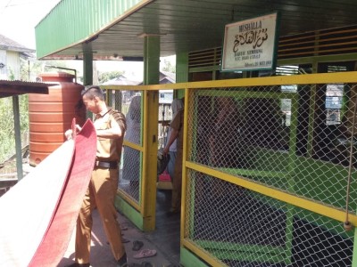 Membersihkan Mosalla Di sekitar Sekolah