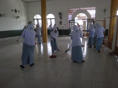 Membersihkan Mosalla Sekolah