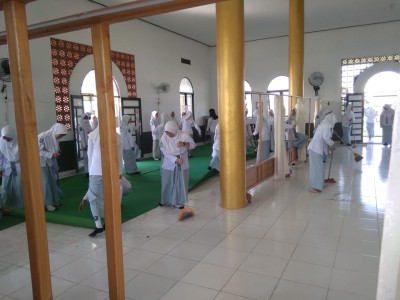 Membersihkan Mosalla Sekolah