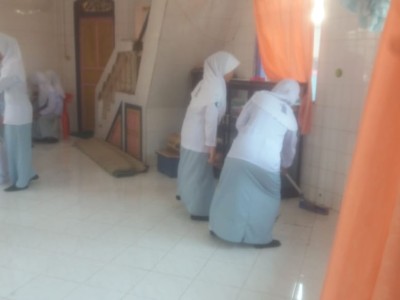 Membersihkan Mosalla Di sekitar Sekolah