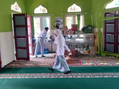 Membersihkan Mosalla Di sekitar Sekolah