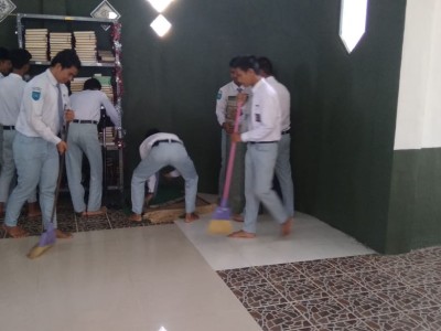 Membersihkan Mosalla Sekolah