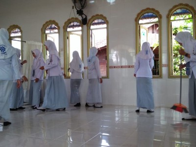 Membersihkan Mosalla Di sekitar Sekolah