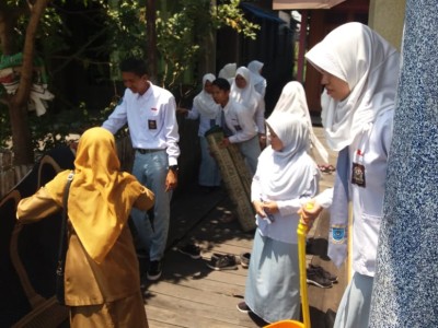 Membersihkan Mosalla Di sekitar Sekolah
