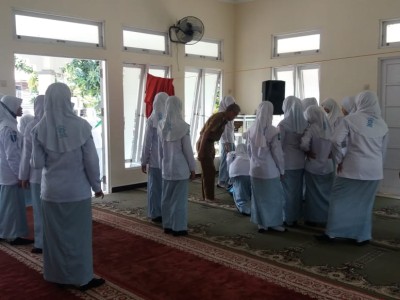 Membersihkan Mosalla Di sekitar Sekolah