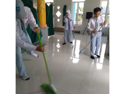 Membersihkan Mosalla Di sekitar Sekolah