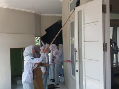 Membersihkan Mosalla Di sekitar Sekolah